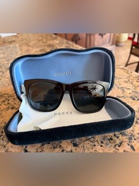 Gucci gg0057 56-18-145 oversized unisex glossy black sunglasses